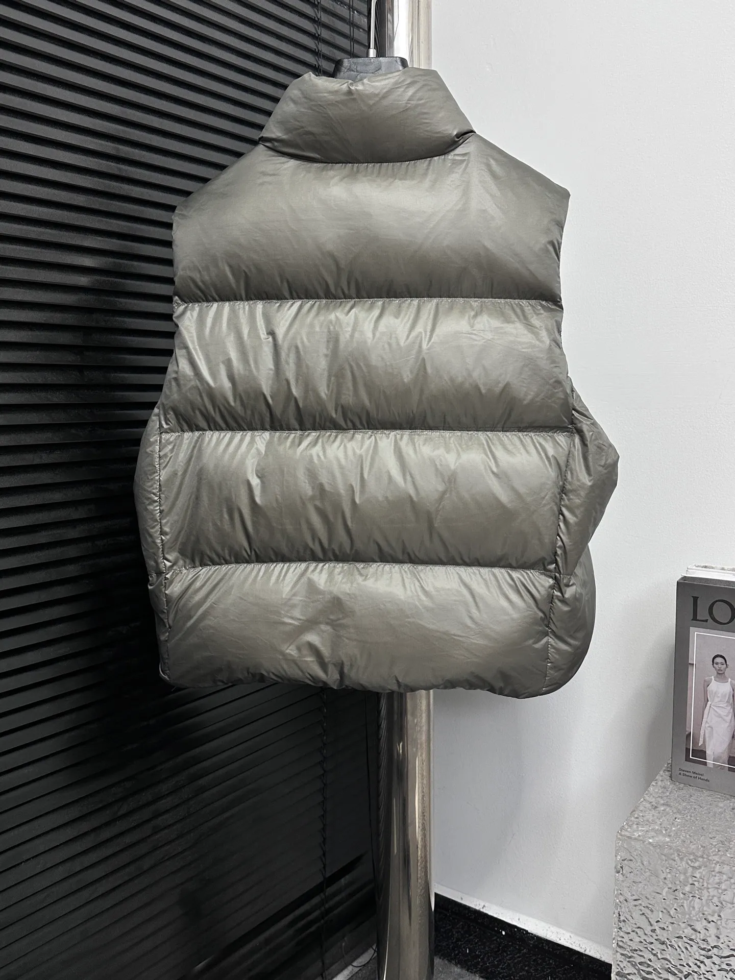 P560 [Canada Goose] Big Goose🦢Puff Down Vest has always been recognized as the warmest down jacket. Various Instagram celebrities, Internet celebrities, and celebrities often wear it for street photos. I make Canada Goose every year, but I still can't get rid of my love for it. No matter how cold the days are, there is no need to be afraid, because there is! Filled with 90% white duck down, it is the legendary warmest down jacket and is known as a must-have for Arctic outdoor sports! The most popular down jacket in the world, celebrities are rushing to buy it, it is a must-have! Size: XS-XL